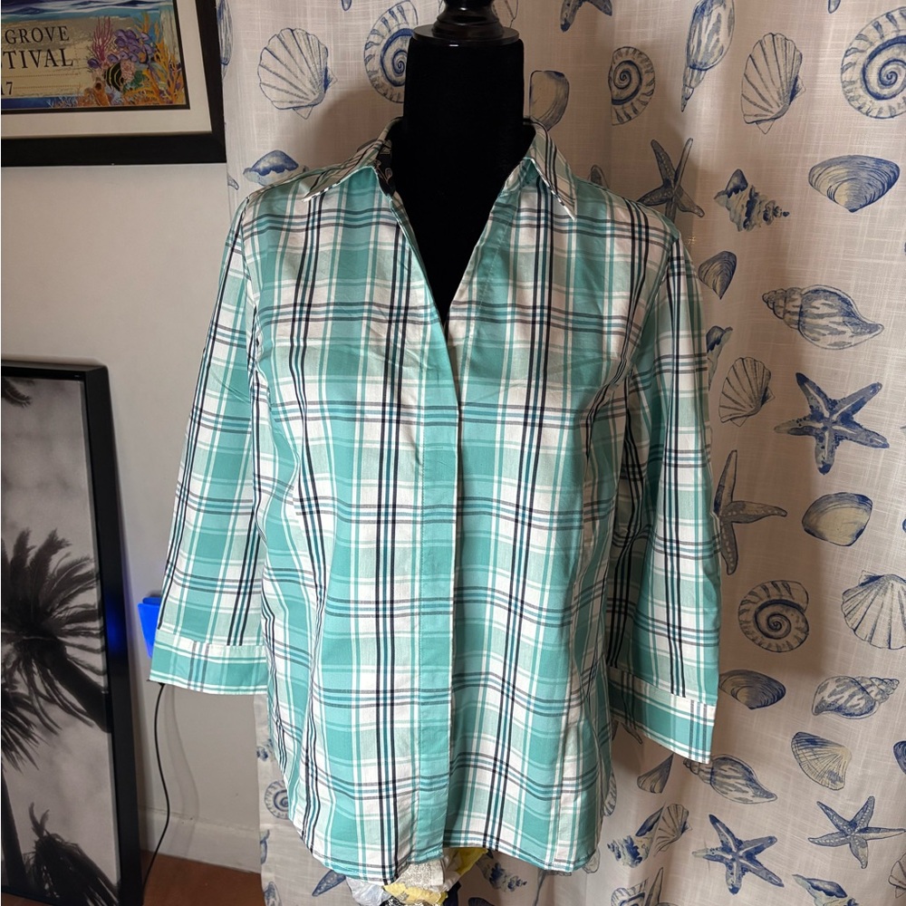 Women’s button up Laura Scott plaid/checkered blouse Colors are beautiful NEW